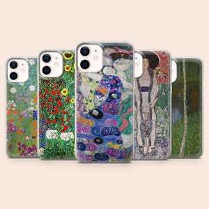 Könnte beinhalten: Eine Sammlung von fünf Handyhüllen, jede mit einem anderen Kunstwerk. Die Hüllen zeigen leuchtende Farben und komplizierte Designs, darunter Blumenmuster, abstrakte Formen und Porträts. Die Hüllen sind aus transparentem Kunststoff.