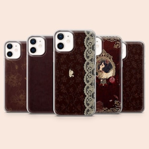 Op de afbeelding: Een verzameling van vijf telefoonhoesjes in donkerrode en bruine tinten. De ontwerpen omvatten bloemmotieven, een zwaan, een kanten rand en een portret van een vrouw in een spiegel, voor een vintage uitstraling.