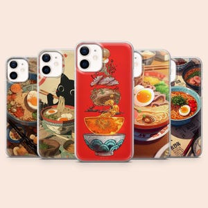 Puede incluir: Una colección de fundas para teléfonos con ilustraciones coloridas de cuencos de ramen. Las fundas muestran varios diseños, incluyendo un gato negro y una funda roja con una composición detallada de ramen. Cada funda tiene un acabado brillante.