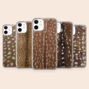 Puede incluir: Una colección de cinco fundas para teléfono con un patrón de manchas marrones y blancas, que se asemeja a la piel de ciervo. Las fundas tienen un borde transparente y están dispuestas en fila, mostrando la textura y las variaciones de color.
