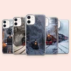 Può includere: Cinque custodie per iPhone con treni a vapore vintage in paesaggi innevati. Ogni custodia presenta un diverso design del treno, con dettagli delle locomotive, dei binari e del paesaggio invernale. Le custodie hanno un design trasparente e protettivo.