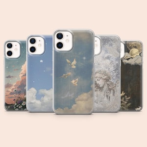 Puede incluir: Cinco fundas transparentes para teléfono con diferentes diseños. Los diseños incluyen una puesta de sol sobre un campo de flores, un cielo estrellado, palomas volando en un cielo nublado, una mujer con corona y un planeta con un anillo. Las fundas son de material transparente.