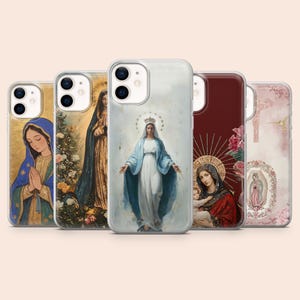 以下が含まれることがあります： 宗教的なアートワークが施された携帯電話ケースのコレクション。ケースには、さまざまな芸術的スタイルで聖母マリアのイメージが表示され、金、青、赤などの色が使用されています。ケースはスマートフォンに合うように設計されています。