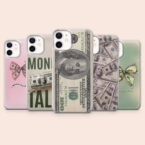 Puede incluir: Una colección de cinco fundas para teléfonos con varios diseños. Una funda presenta una imagen grande de un billete de cien dólares, mientras que otras muestran gráficos con temas de dinero, incluido un lazo hecho de dinero y el texto "moneyfest".