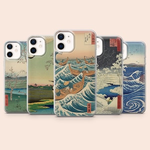 Könnte beinhalten: Fünf Handyhüllen mit japanischen Kunstprints. Die Hüllen zeigen verschiedene Landschaftsszenen, darunter Boote auf Wellen, Bergblicke und Kirschblüten. Jede Hülle hat einen transparenten Rand.