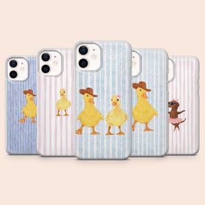 Könnte beinhalten: Fünf Handyhüllen mit vertikalem Streifenmuster in Blau, Rosa und Weiß. Jede Hülle zeigt eine Aquarellillustration einer gelben Ente mit braunem Hut oder rosa Schleife oder einem braunen Hund in einem rosa Tutu.