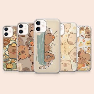 Può includere: Una collezione di cinque custodie trasparenti per telefono con vari disegni di orsi dei cartoni animati. Le custodie presentano diverse illustrazioni di orsi, tra cui orsi con cibo, orsi che dormono e capibara. Le custodie sono progettate per uno smartphone.