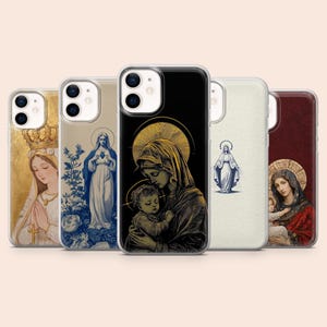 Op de afbeelding: Een verzameling telefoonhoesjes met religieuze kunst. De hoesjes tonen afbeeldingen van de Maagd Maria en Jezus, met verschillende artistieke stijlen en kleurenpaletten. De hoesjes zijn ontworpen voor een smartphone.