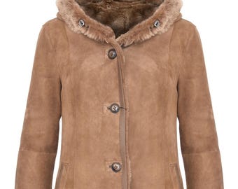 Damjacka med huva i fårskinn: Vintagestil, helfodrad med fuskpäls