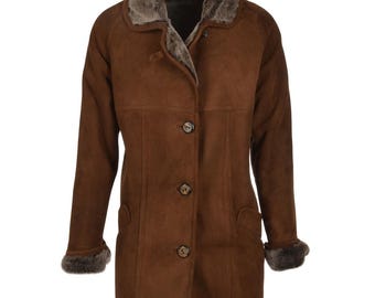 Damjacka i brun vintagestil med foder och fuskpäls