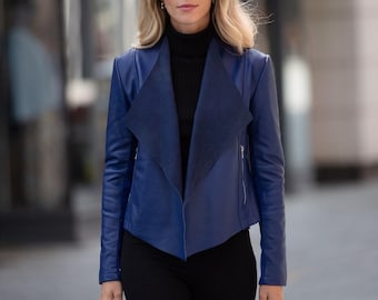 Chaqueta de cuero azul para mujer: estilo moderno con caída de agua.