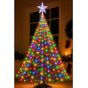 Könnte beinhalten: Ein Weihnachtsbaum mit mehrfarbigen Lichtern und einem Stern an der Spitze. Die Lichter sind in einem kaskadenartigen Muster angeordnet und erzeugen eine festliche und lebendige Darstellung. Der Baum ist mit roten, grünen, blauen und gelben Lichtern beleuchtet.