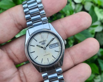 Vintage Japan PULSAR VX33-X070 White Dial Men's Quartz Watch Day