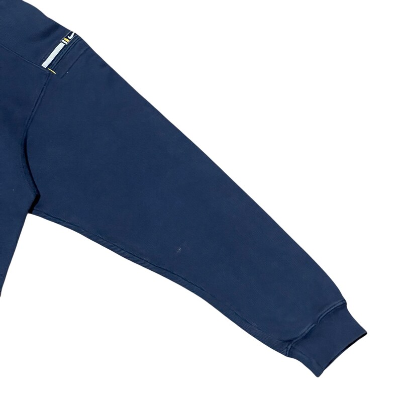 Puede incluir: Una taza de cer&aacute;mica blanca con asa negra y el texto "But First, Coffee" en negro, con una fuente de estilo manuscrito. La taza est&aacute; sobre una superficie blanca.