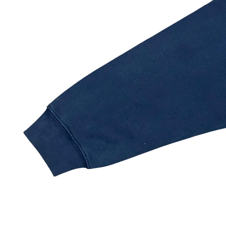 Puede incluir: Juego de tres tazas de cer&aacute;mica con acabado mate moteado. Las tazas son de color crema, gris claro y gris oscuro. Cada taza tiene un dise&ntilde;o simple y minimalista, ideal para caf&eacute; o t&eacute;.