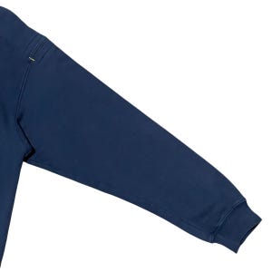 Puede incluir: Una manga de sudadera azul marino con pu&ntilde;o acanalado y detalle de costura en la parte superior del brazo. La tela parece ser un material suave y c&oacute;modo. La manga est&aacute; en &aacute;ngulo.