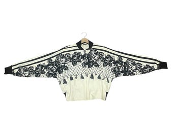 ¡MUY RARO! Chaqueta bomber vintage de los años 80 de Gianni Versace, de seda blanca y negra, con estampado floral y cremallera Lampo. Fabricada en Italia.