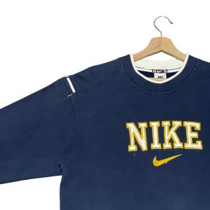 Sudadera Nike retro vintage de los años 90 con logo central bordado en azul marino y amarillo (talla S) imagen 5