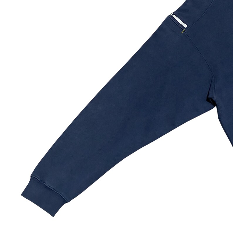 Puede incluir: Un letrero de madera r&uacute;stica con el texto "Welcome to our home" en letras blancas. El letrero presenta un acabado envejecido y un dise&ntilde;o sencillo y acogedor, ideal para un porche o entrada.