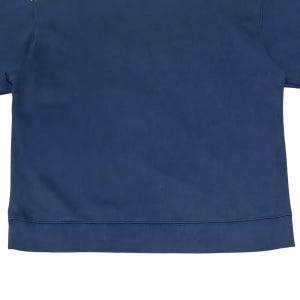 Puede incluir: Una sudadera azul marino con cuello redondo. La prenda est&aacute; hecha de un material suave y tiene un dobladillo acanalado. Las mangas son largas y el dise&ntilde;o general es simple y cl&aacute;sico.