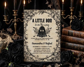 Könnte beinhalten: Eine Halloween-Babyparty-Einladung mit dem Text "A LITTLE BOO is on the way". Die Einladung zeigt eine Geisterillustration und florale Akzente. Schwarze Rosen und Kerzen umgeben die Einladung.