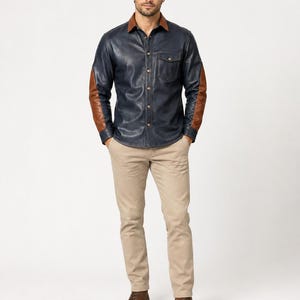 Unisex-Langarmhemd aus zweifarbigem Leder, marineblau und cognacbraun, Button-Down-Hemd im Western-Biker-Stil mit Ellbogenpatches am Kragen