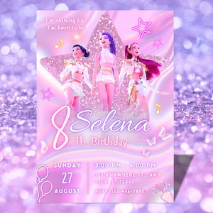 Pode incluir: Um convite de aniversário rosa com três figuras animadas. O convite inclui o texto "I'm shining like I'm born to be" e detalhes para uma festa para Selena, incluindo a data, hora e local.
