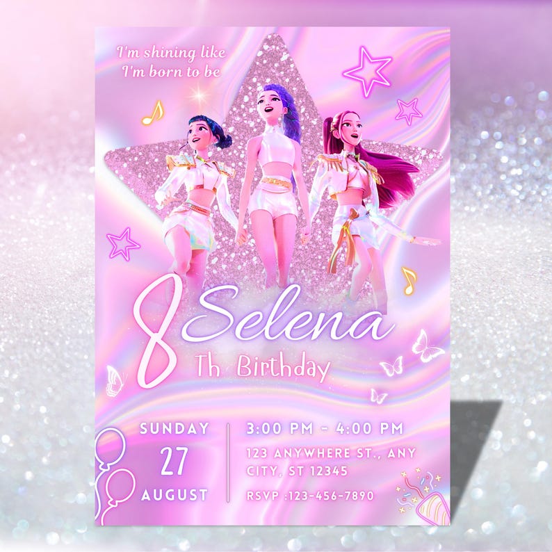 K&ouml;nnte beinhalten: Eine rosa und lila Geburtstagseinladung mit dem Text "I'm shining like I'm born to be" und "8 Selena Th Birthday". Die Einladung zeigt drei animierte Figuren, Noten, Sterne und Luftballons.