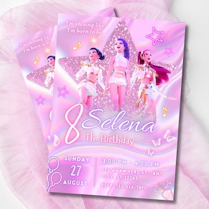 K&ouml;nnte beinhalten: Rosa Geburtstagseinladung mit drei animierten Figuren, Sternen, Noten und Schmetterlingen. Die Einladung enth&auml;lt den Text "Selena 8th Birthday", Datum, Uhrzeit und RSVP-Informationen. Der Hintergrund hat ein glitzerndes Sterndesign.