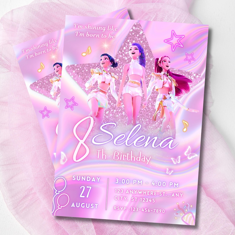 K&ouml;nnte beinhalten: Rosa Geburtstagseinladung mit drei animierten Figuren, Sternen, Noten und Schmetterlingen. Die Einladung enth&auml;lt den Text "Selena 8th Birthday", Datum, Uhrzeit und RSVP-Informationen. Der Hintergrund hat ein glitzerndes Sterndesign.