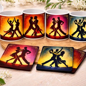 以下が含まれることがあります： 黒い持ち手と「But First, Coffee」の文字が黒い手書き風フォントで書かれた白いセラミックマグ。マグは白い表面に置かれています。