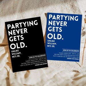 Op de afbeelding: Twee uitnodigingskaarten voor een feest. Eén is zwart met witte tekst die luidt: "Partying Never Gets Old. Unlike William. He's 30." De andere is blauw met dezelfde tekst. Beide kaarten bevatten evenementdetails.