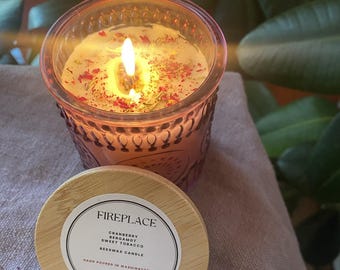 Vela de cera de abeja con arándano, bergamota y tabaco dulce, vertida a mano con mecha de madera y aroma a chimenea.