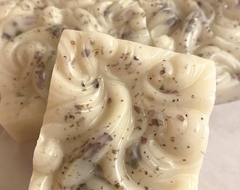 Ziegenmilchseife: Ätherische Öle aus Kirschblüte und Sandelholz