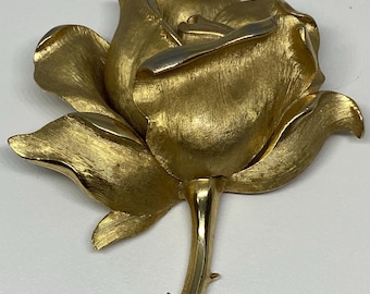 Vintage Crown Trifari Rose Brosche – große skulpturale goldfarbene Blumenbrosche, 1960s Designer Schmuck