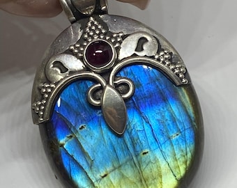Blue Fire Labradorit Anhänger, Sterling Silber 925, Granat Akzent, Bali Style Jewelry