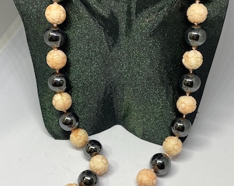 Geschnitzte Koralle Hämatit Halskette, Vintage Statement Schmuck, Sterling Silber Verschluss