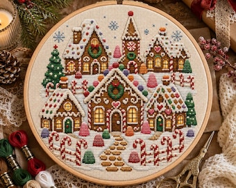 Può includere: Un telaio da ricamo circolare in legno contenente un motivo a punto croce di un festoso villaggio di pan di zenzero. Il design presenta diverse case con tetti innevati, recinzioni di bastoncini di zucchero e alberi sempreverdi.