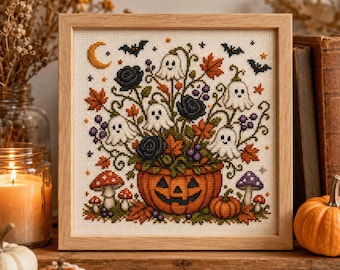 Può includere: Un ricamo a punto croce incorniciato raffigurante una zucca di Halloween riempita con fantasmi bianchi, rose nere, bacche viola e foglie autunnali. Il disegno include una luna crescente gialla, pipistrelli neri e piccoli funghi su tessuto crema.