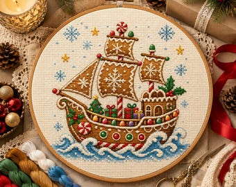 Può includere: Un telaio da ricamo circolare in legno contenente un motivo a punto croce di una nave di pan di zenzero che naviga su onde blu. La nave presenta vele con motivi a fiocchi di neve, alberi a bastoncino di zucchero e regali colorati sul ponte.