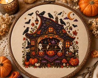 Può includere: Un telaio da ricamo rotondo in legno contenente un motivo a punto croce di una casa con tetto viola, zucche arancioni, fantasmi, corvi neri e pipistrelli. Il disegno include un servizio da tè, una luna crescente e foglie autunnali.