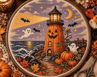 Può includere: Un ricamo a punto croce circolare in un telaio di legno raffigurante un faro a forma di zucca con un volto di jack-o'-lantern, due fantasmi bianchi, pipistrelli, una luna crescente e stelle su un cielo viola e arancione sopra il mare.