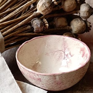 Può includere: Una tazza di ceramica bianca con manico nero e la scritta "But First, Coffee" in grassetto nero. La tazza è posta su uno sfondo sfocato, che suggerisce un'atmosfera accogliente.