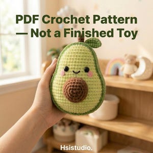 Könnte beinhalten: Gehäkeltes Avocado-Spielzeug mit lächelndem Gesicht, Rouge und einem braunen Kern. Der Text auf dem Bild lautet "PDF Crochet Pattern - Not a Finished Toy".