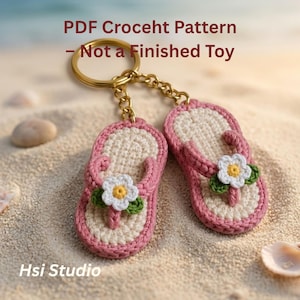 Könnte beinhalten: Ein Paar Miniatur-Häkel-Flip-Flop-Schlüsselanhänger mit cremefarbenen Sohlen, rosa Rändern und einer kleinen weißen Blume mit gelber Mitte auf jedem Riemen. Der Text lautet PDF Croceht Pattern – Not a Finished Toy und Hsi Studio.