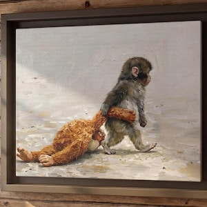 Op de afbeelding: Olieverfschilderij van een baby aapje dat wegloopt van een oranje knuffel. De aap is grijs en bruin, en het schilderij is ingelijst in een donkerbruine lijst. De achtergrond is licht.