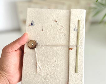 Handgemachtes Lokta Notizbuch aus Nepal • Nachhaltiges Journal mit gepressten Blüten & Blättern • Eco Tagebuch Geschenk.