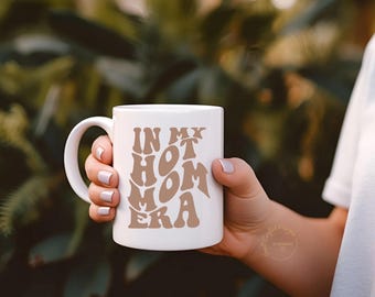 In My Hot Mom Era Tasse | Lustige Mama Tasse | Geschenk für Mütter | Mom Life Becher | Trendy Mom Mug | Geschenk Mama | Muttertag | New Mum