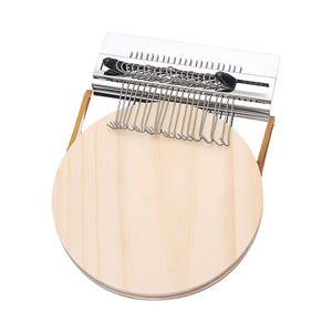 Peut inclure: Un métier à tisser en bois avec une base circulaire et des composants métalliques. Le métier à tisser comporte une série de crochets et une barre métallique avec un mécanisme à ressort. La base en bois est brun clair et les pièces métalliques sont argentées.