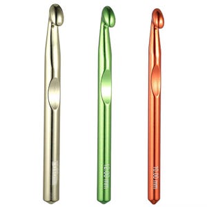 Peut inclure: Trois crochets métalliques argentés, verts et oranges. Le crochet argenté est étiqueté 12,00 mm, le crochet vert est étiqueté 12,00 mm et le crochet orange est étiqueté 10,00 mm. Idéal pour divers travaux de fil.